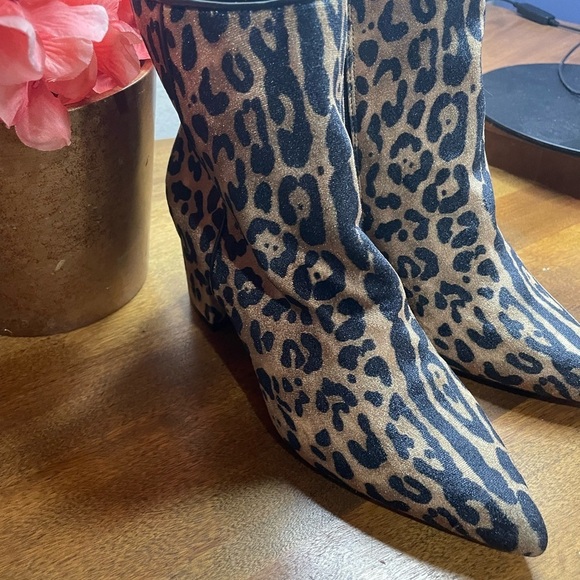 Steve Madden size 7 Leopard Pattern Ankle Booties, never worn, block heel 2.5” - Picture 3 of 14